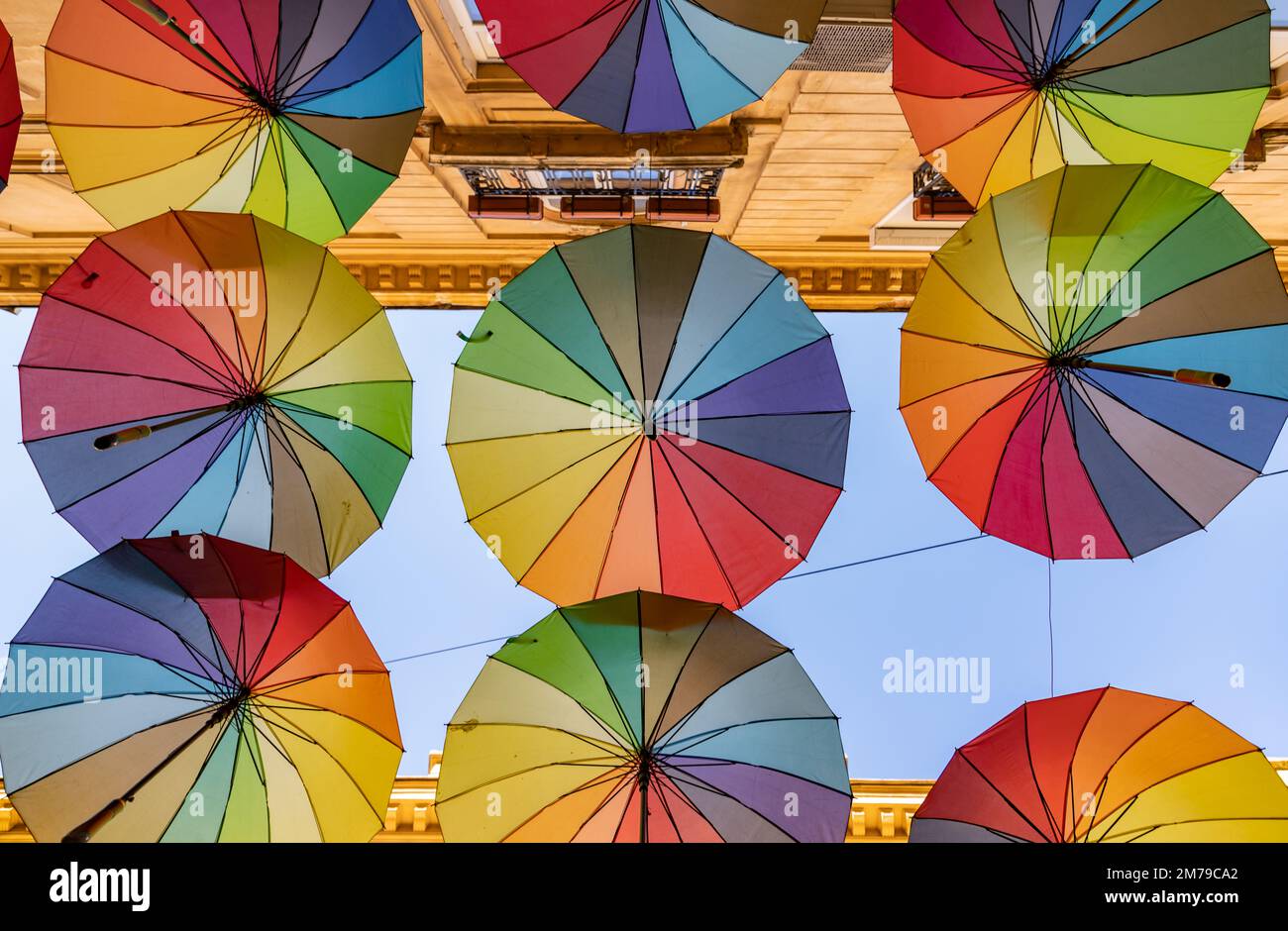 Ein Bild der bunten Regenschirme in der Schirmstraße in Bukarest. Stockfoto