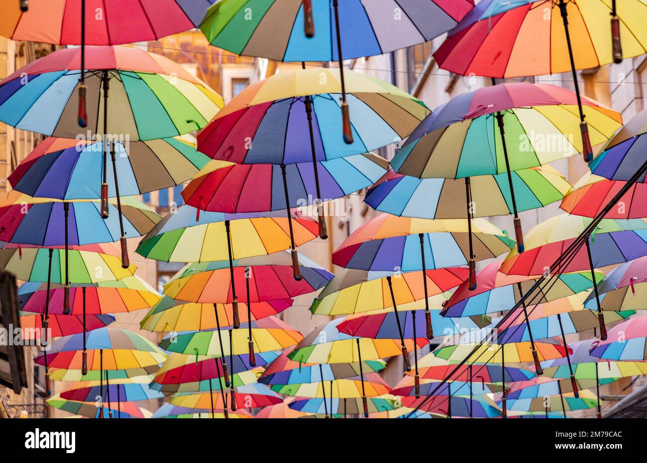 Ein Bild der bunten Regenschirme in der Schirmstraße in Bukarest. Stockfoto