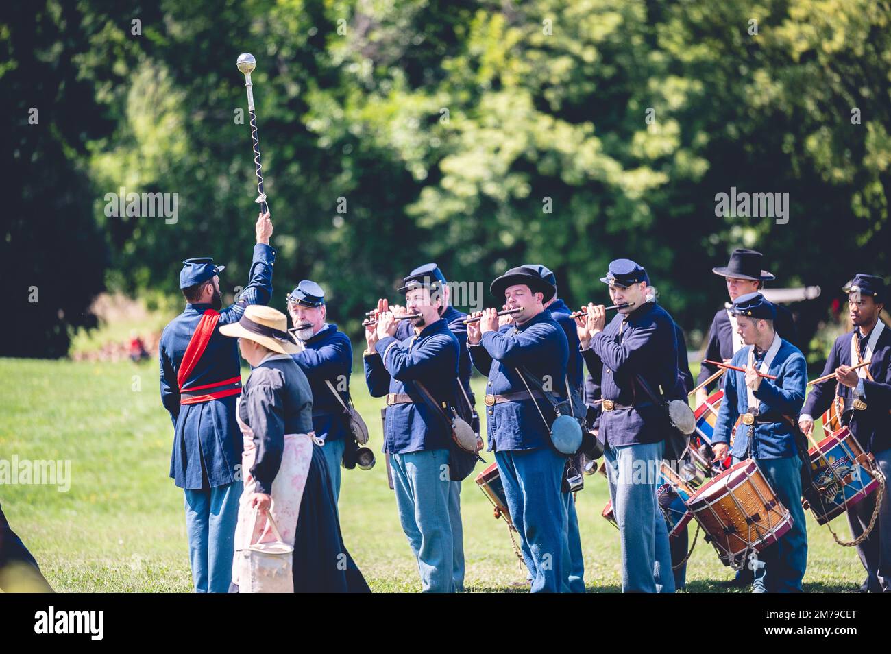 Ein oberflächlicher Blick auf eine marschierende Truppe von Soldaten bei einer Nachstellung des Bürgerkriegs in Jackson, Michigan Stockfoto