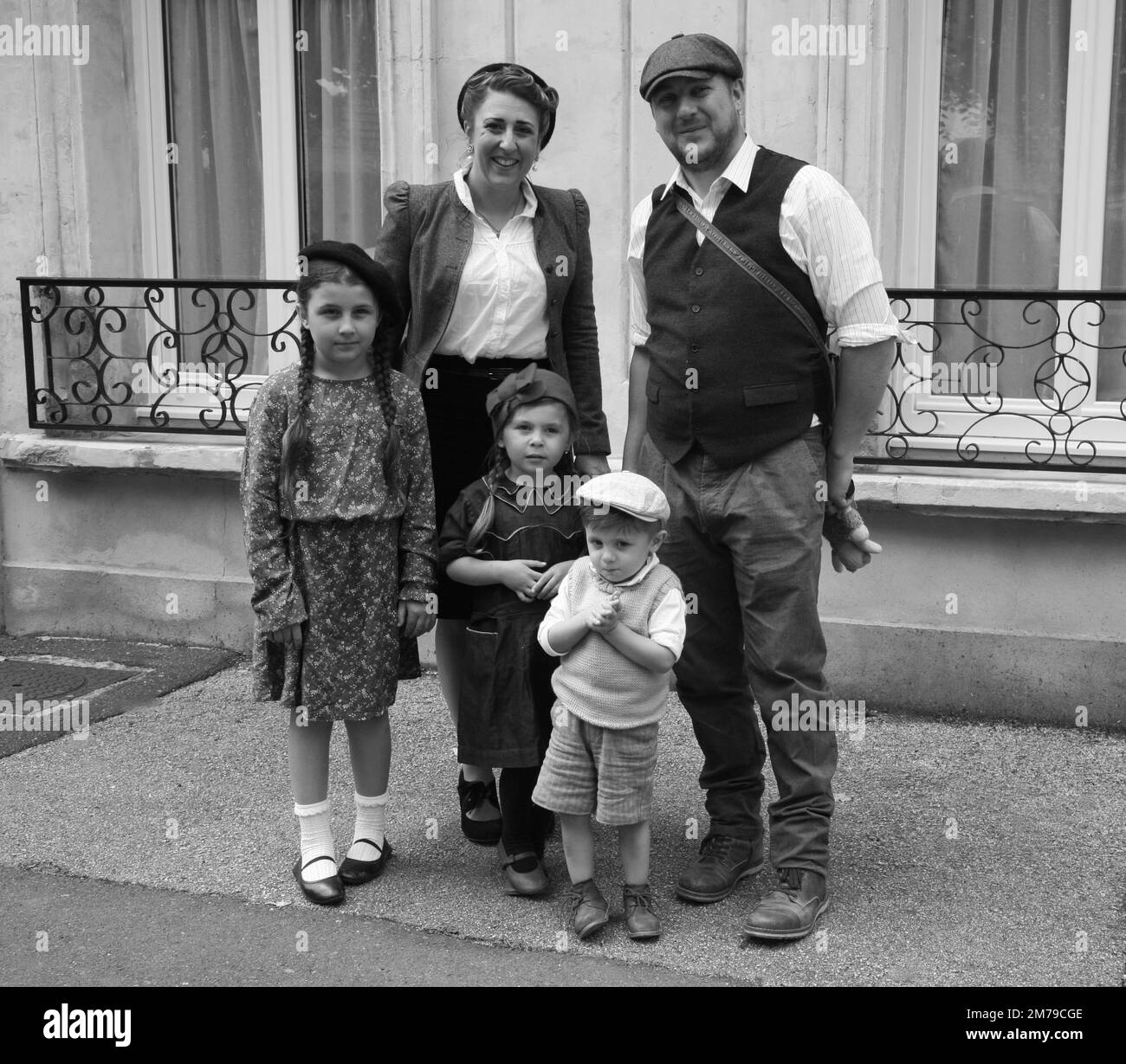 Eine hübsche junge Familie in Carentan-les-Marais, Carentan, Normandie, Frankreich, Europa während des langen heißen Sommers 2022 Stockfoto