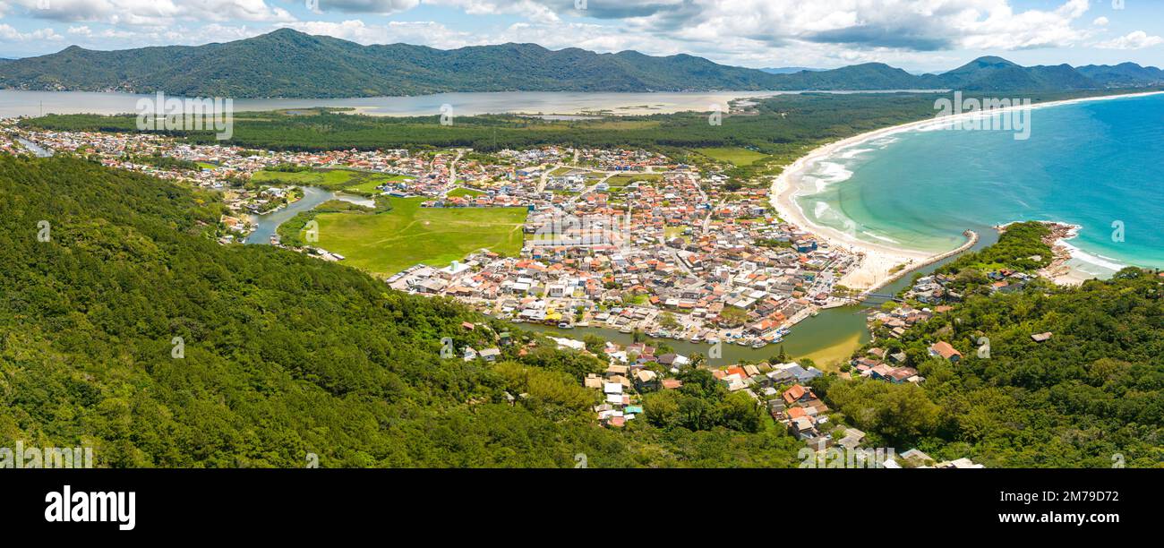 Panorama von Barra da Lagoa und Lagoa da Conceicao See, Santa Catarina, Brasilien Stockfoto