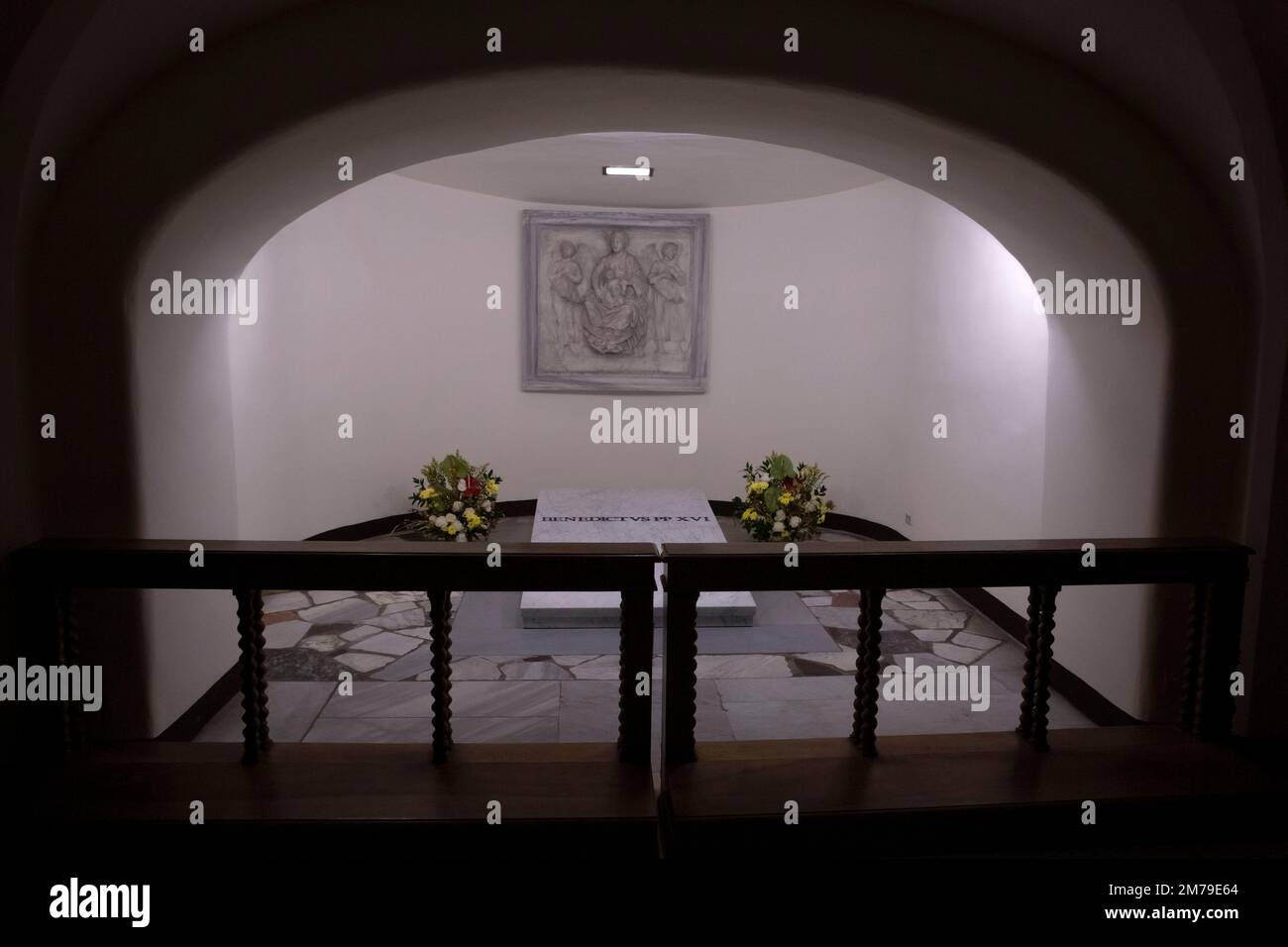 Vatikanstadt, Vatikan, 8. Januar 2023. Das Grab des verstorbenen Papstes Emeritus Benedikt XVI. In den Vatikanischen Grotten von St. Petersdom im Vatikan. Maria Grazia Picciarella/Alamy Live News Stockfoto