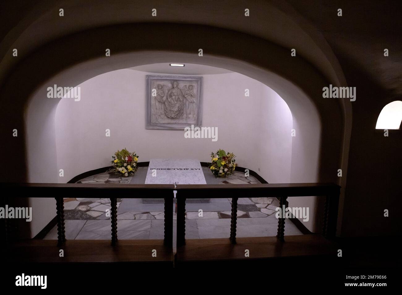 Vatikanstadt, Vatikan, 8. Januar 2023. Das Grab des verstorbenen Papstes Emeritus Benedikt XVI. In den Vatikanischen Grotten von St. Petersdom im Vatikan. Maria Grazia Picciarella/Alamy Live News Stockfoto