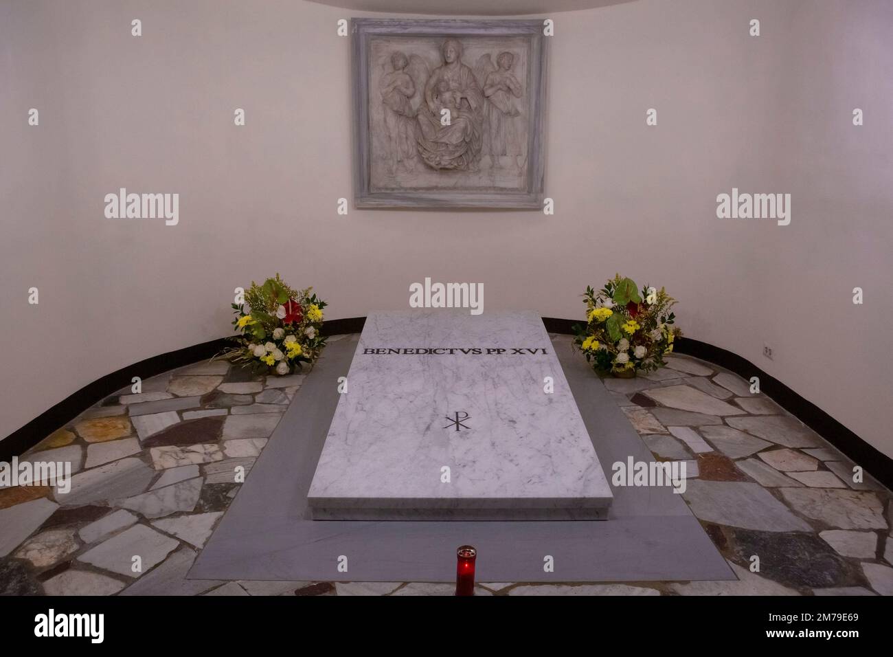 Vatikanstadt, Vatikan, 8. Januar 2023. Das Grab des verstorbenen Papstes Emeritus Benedikt XVI. In den Vatikanischen Grotten von St. Petersdom im Vatikan. Maria Grazia Picciarella/Alamy Live News Stockfoto