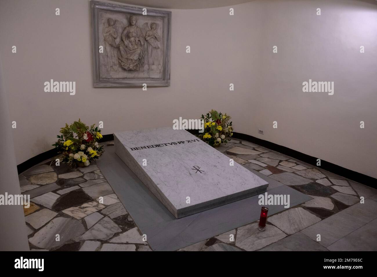Vatikanstadt, Vatikan, 8. Januar 2023. Das Grab des verstorbenen Papstes Emeritus Benedikt XVI. In den Vatikanischen Grotten von St. Petersdom im Vatikan. Maria Grazia Picciarella/Alamy Live News Stockfoto