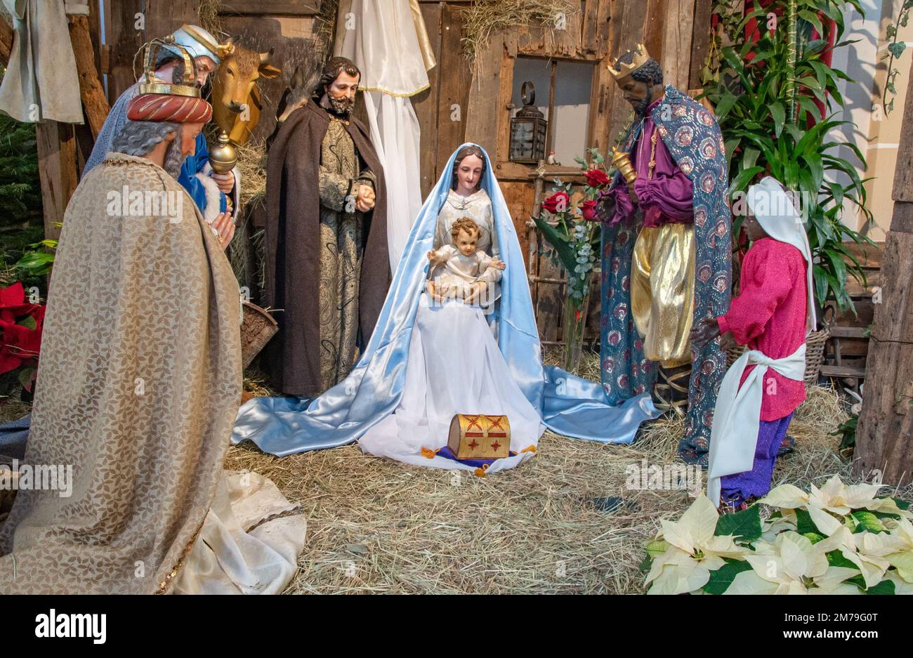 aachen januar 2023: Ein schönes Weihnachtsbett in der Eilendorf St. Severin mit anderen Figuren Stockfoto