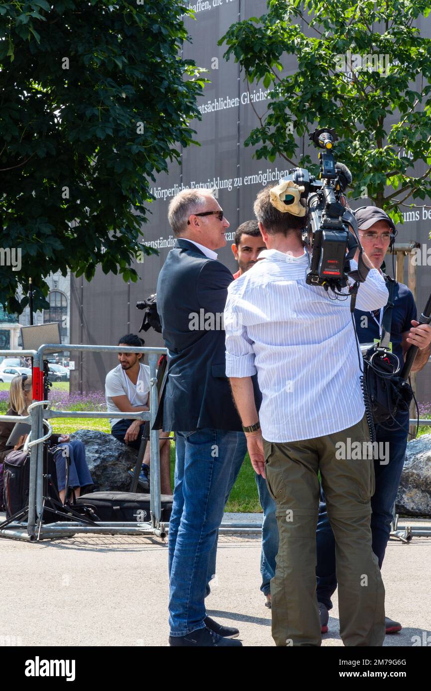 Russische und österreichische Medien über eine Demonstration ethnischer Russen zur Unterstützung von Putins Beteiligung auf der Krim Stockfoto