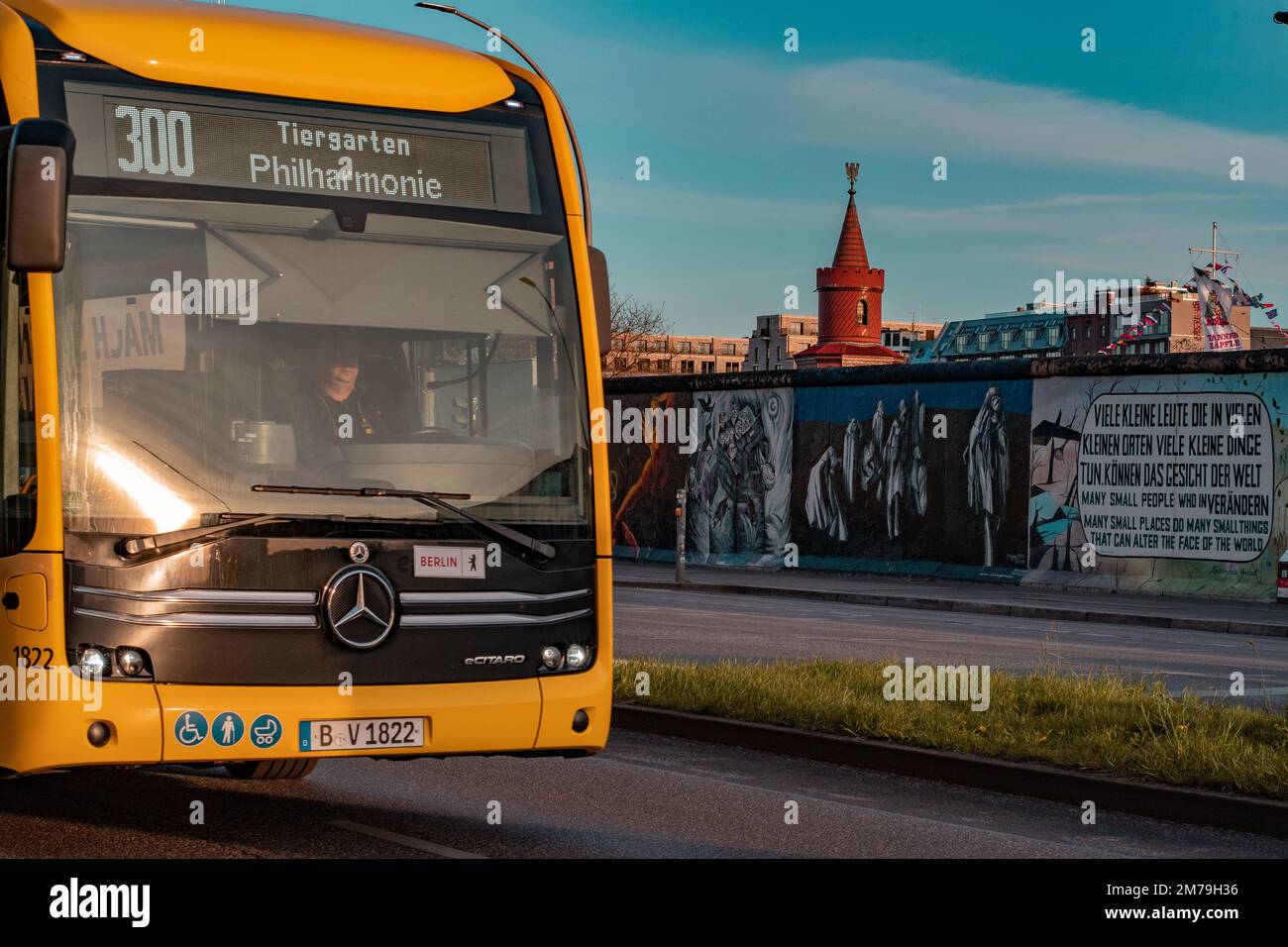 Berliner Bus an der Ostmauer, BVG-Bus durch die Berliner Mauer Stockfoto