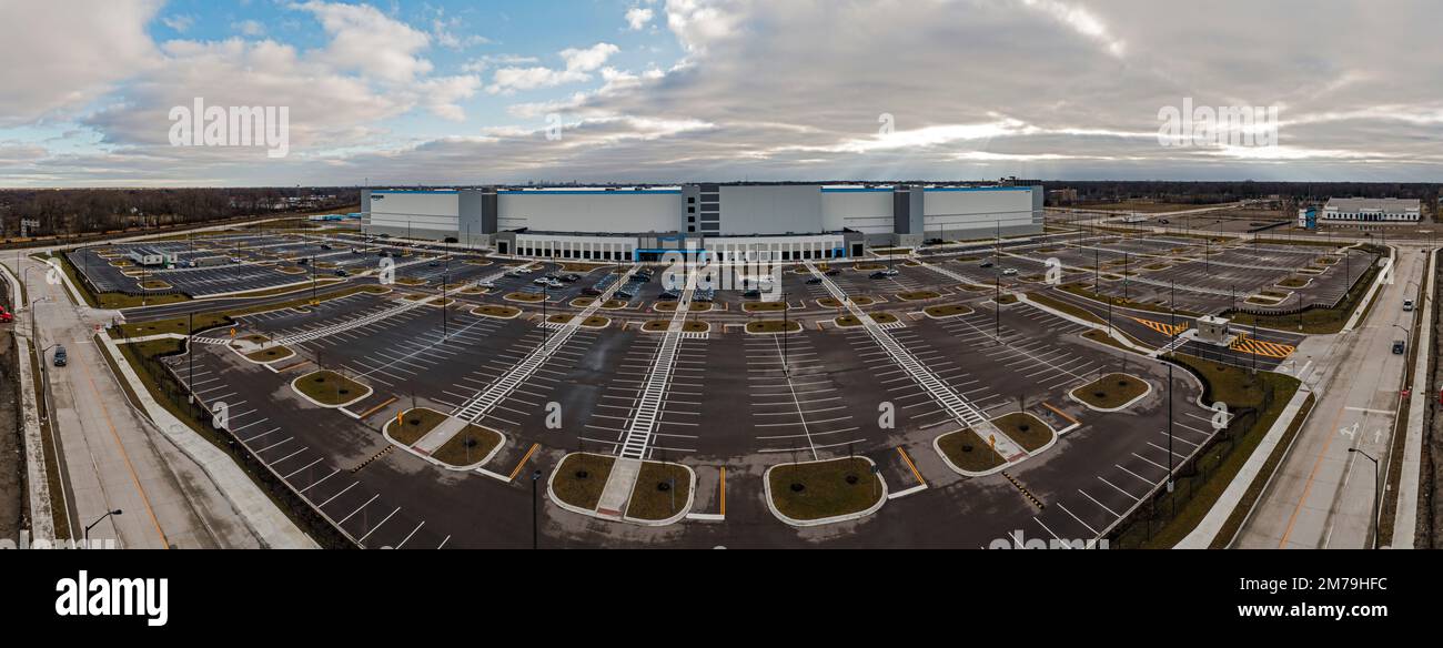Detroit, Michigan, USA. 7. Januar 2023. Ein neu errichtetes Amazon-Versandzentrum mit einem Volumen von $400 Millionen US-Dollar, das größte in Michigan, bleibt ungenutzt, da Amazon angekündigt hatte, 18.000 Mitarbeiter zu entlassen, sobald sich die nationale Wirtschaft abschwächt. Das Lagerhaus auf dem Gelände der ehemaligen Michigan State Fairgrounds sollte 2022 eröffnet werden und 1.200 Mitarbeiter beschäftigen. Die Eröffnung wurde jedoch um mindestens ein Jahr verzögert. Kredit: Jim West/Alamy Live News Stockfoto