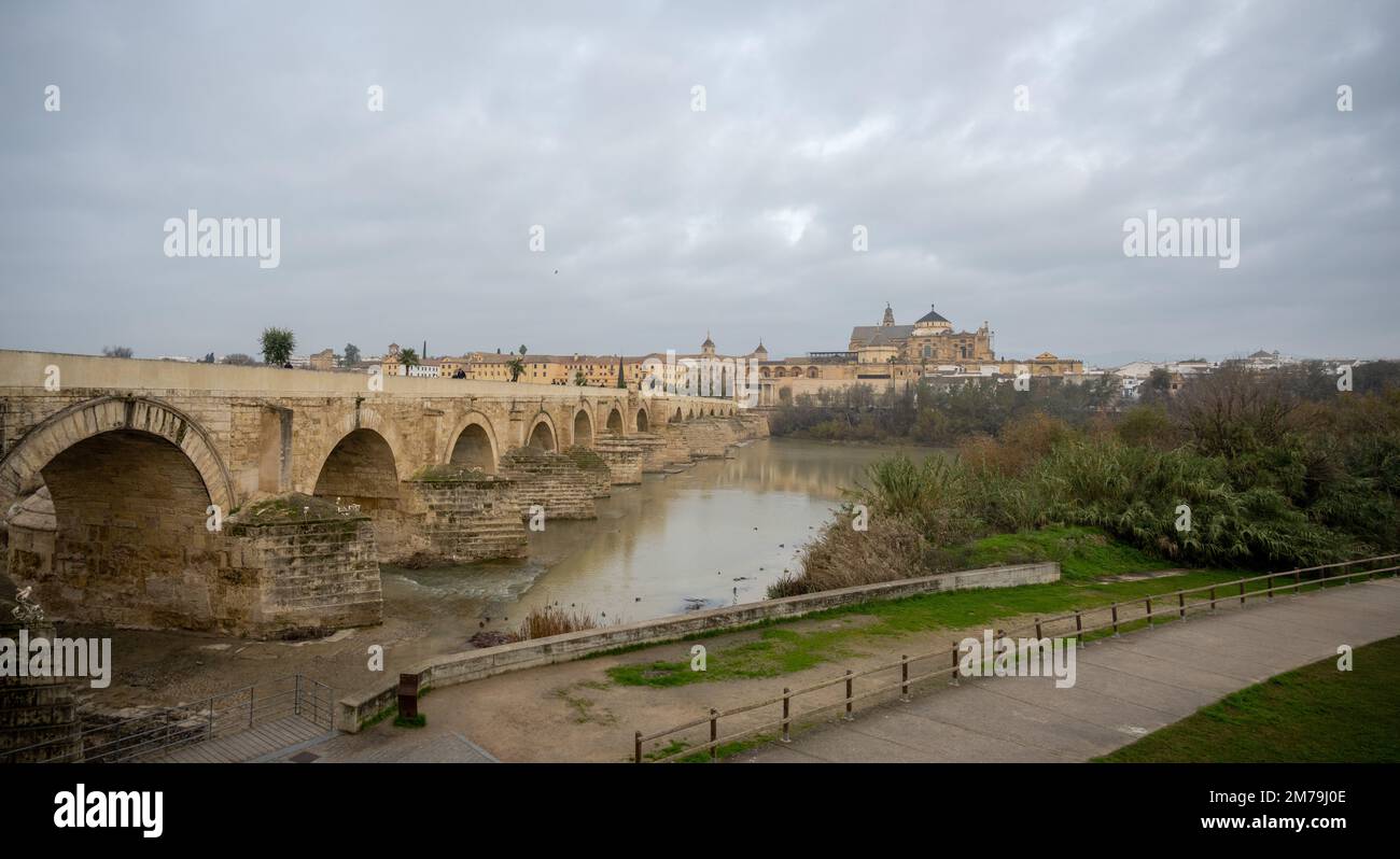 Die römische Brücke von Cordoba, die den Fluss Guadalquivir in Andalusien, Spanien, überquert Stockfoto