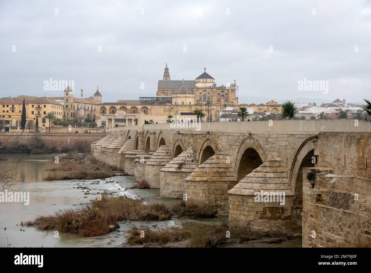 Die römische Brücke von Cordoba, die den Fluss Guadalquivir in Andalusien, Spanien, überquert Stockfoto