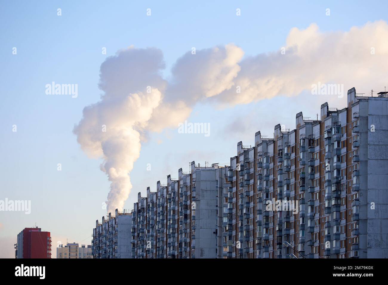 Pfeife mit Rauch über Wohnviertel. Gas- oder Kohleheizung in Winterstädten, Luftverschmutzungskonzept Stockfoto