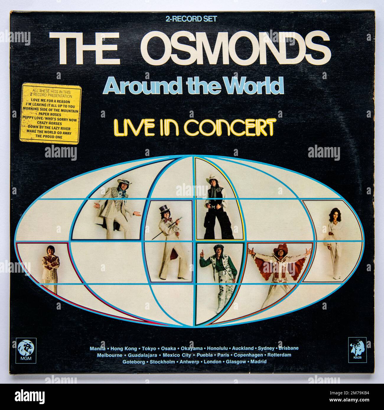 LP-Cover des Albums Around the World Live in Concert von den Osmonds, das 1975 veröffentlicht wurde Stockfoto