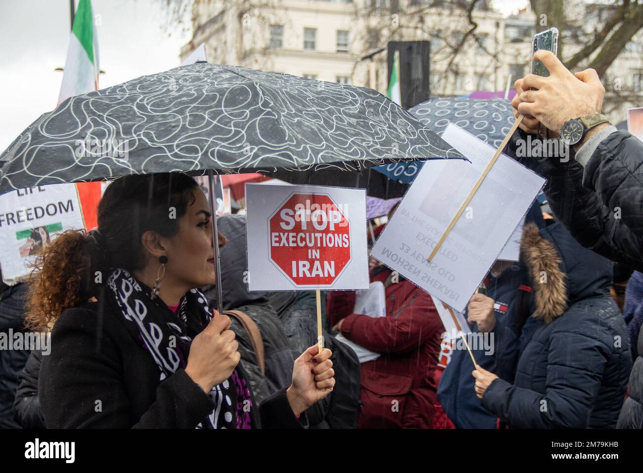 London, Großbritannien. 8. Januar 2023 Da am 8. Januar der Jahrestag des Abschießens des ukrainischen Fluges PS752 durch die Boden-Luft-Raketen des Korps der Islamischen Revolutionsgarde Irans kurz nach dem Start in Teheran im Jahr 2020 am 8. Januar 2023 begangen wurde, versammelten sich Zehntausende Iraner zu ihrem Gedenken. Und auch um die anhaltende Situation/Revolution im Iran zu unterstützen, die durch den Tod von Mahsa Amini ausgelöst wurde. Sinai Noor/Alamy Live News Stockfoto