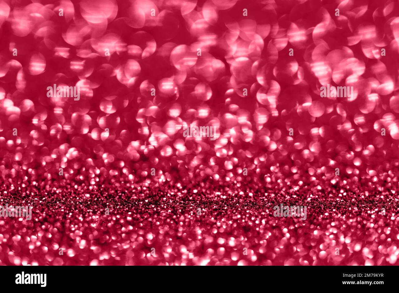Hintergrund Viva Magenta mit verschwommenem Glitzereffekt. Pantone-Farbe des Jahres 2023. Stockfoto