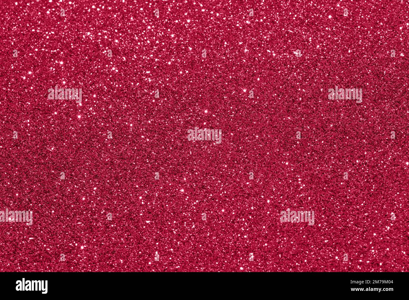 Hintergrund Viva Magenta mit verschwommenem Glitzereffekt. Pantone-Farbe des Jahres 2023. Stockfoto