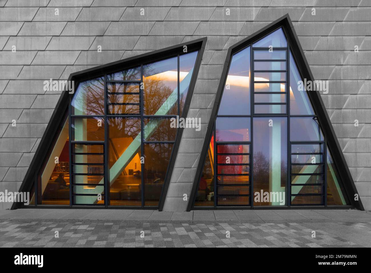 Blick in die Eingangshalle des modernen Universitätsgebäudes des des amerikanischen Architekten Daniel Liebeskind, Lueneburg, Niedersachsen, Deutschland Stockfoto