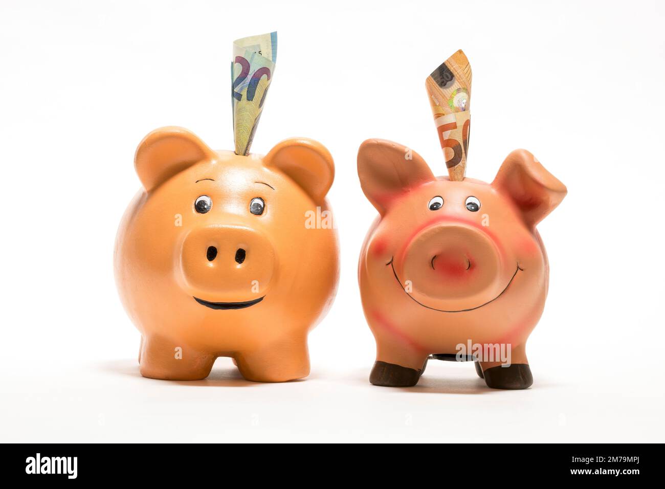 Pinkfarbene Sparschweine mit Euro-Scheinen, 50 Euro, 20 Euro, Studiofotografie Stockfoto