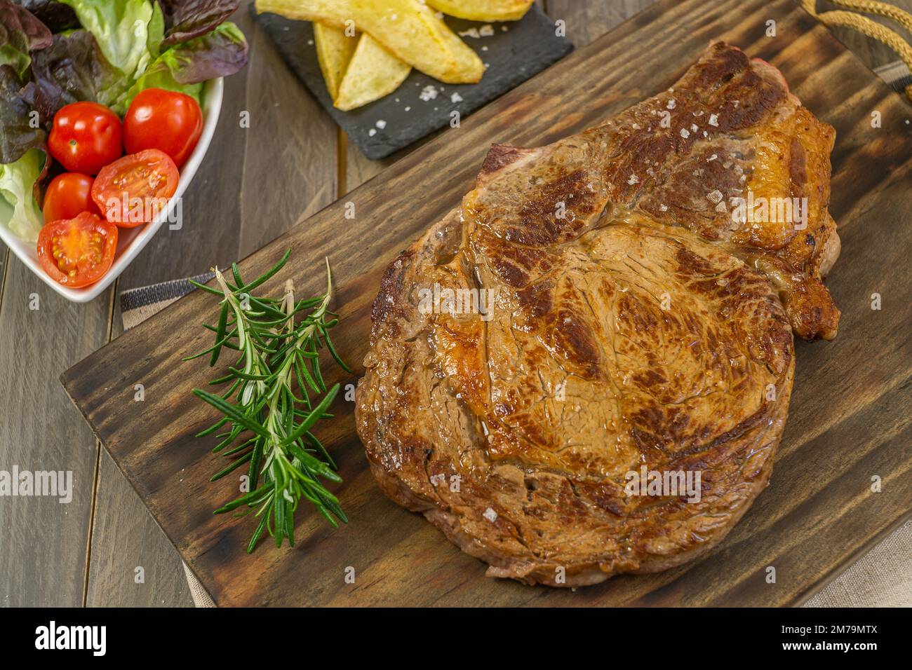 Kalbsschnitzel aus Avila, Spanien mit Kartoffeln und Gemüse saftig und zart Stockfoto