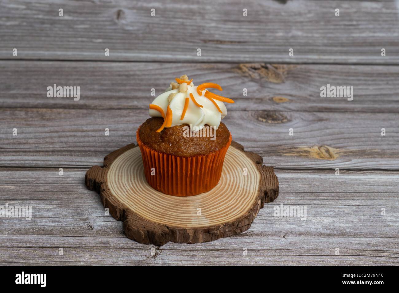 Auswahl an Schokolade-, Sahne- und Karotten-Cupcakes mit verschiedenen Hintergründen Stockfoto
