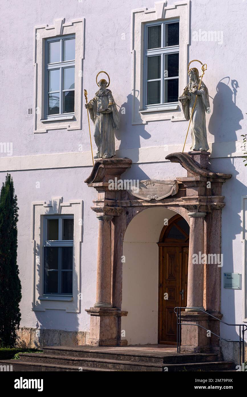 Skulpturen von Heiligen am Eingangsportal der Frauenwoerth Abbey, Fraueninsel, Chiemsee, Chiemgau, Bayern, Deutschland Stockfoto