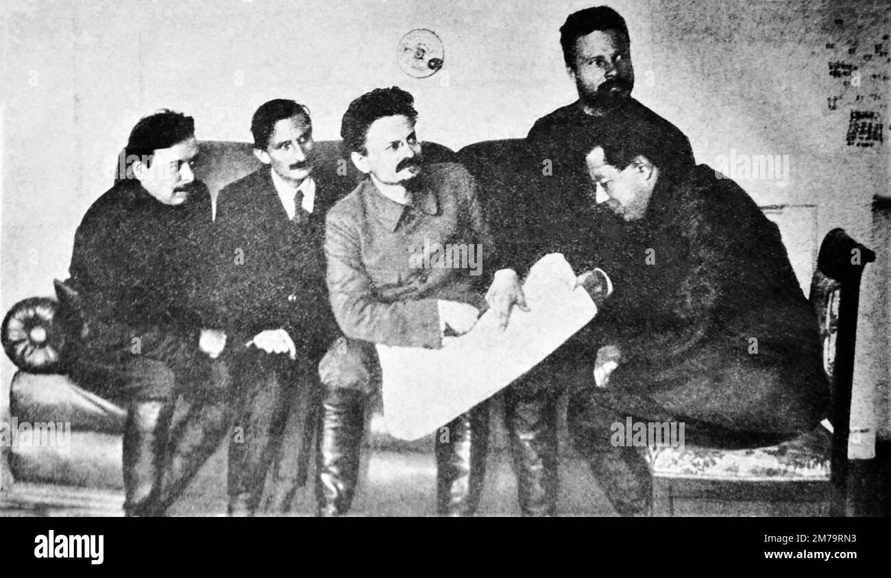 Béla Kun, Alfred Rosmer, Leon Trotsky, Mikhail Frunze und Sergej Gusev. Charkiv Ukraine 1920. Stockfoto