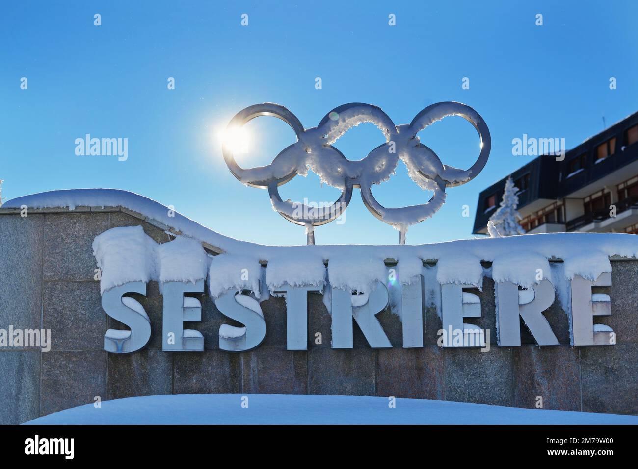 Zeichen des alpinen Dorfes Sestriere, in dem die Olympischen Winterspiele 2006 stattfanden. Sestriere, Italien - 2022. Dezember Stockfoto