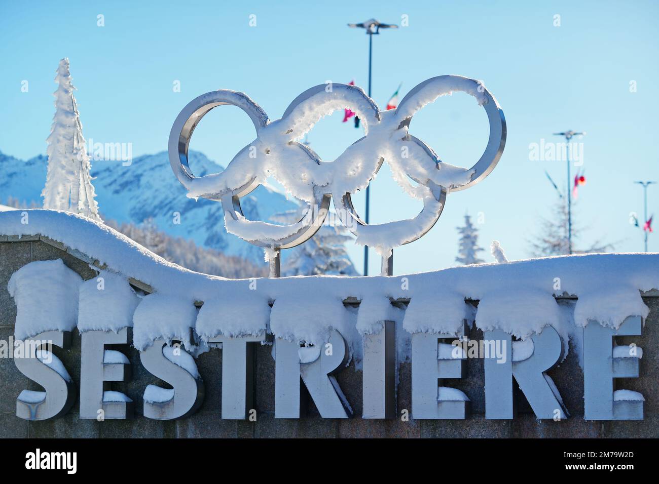 Zeichen des alpinen Dorfes Sestriere, in dem die Olympischen Winterspiele 2006 stattfanden. Sestriere, Italien - 2022. Dezember Stockfoto