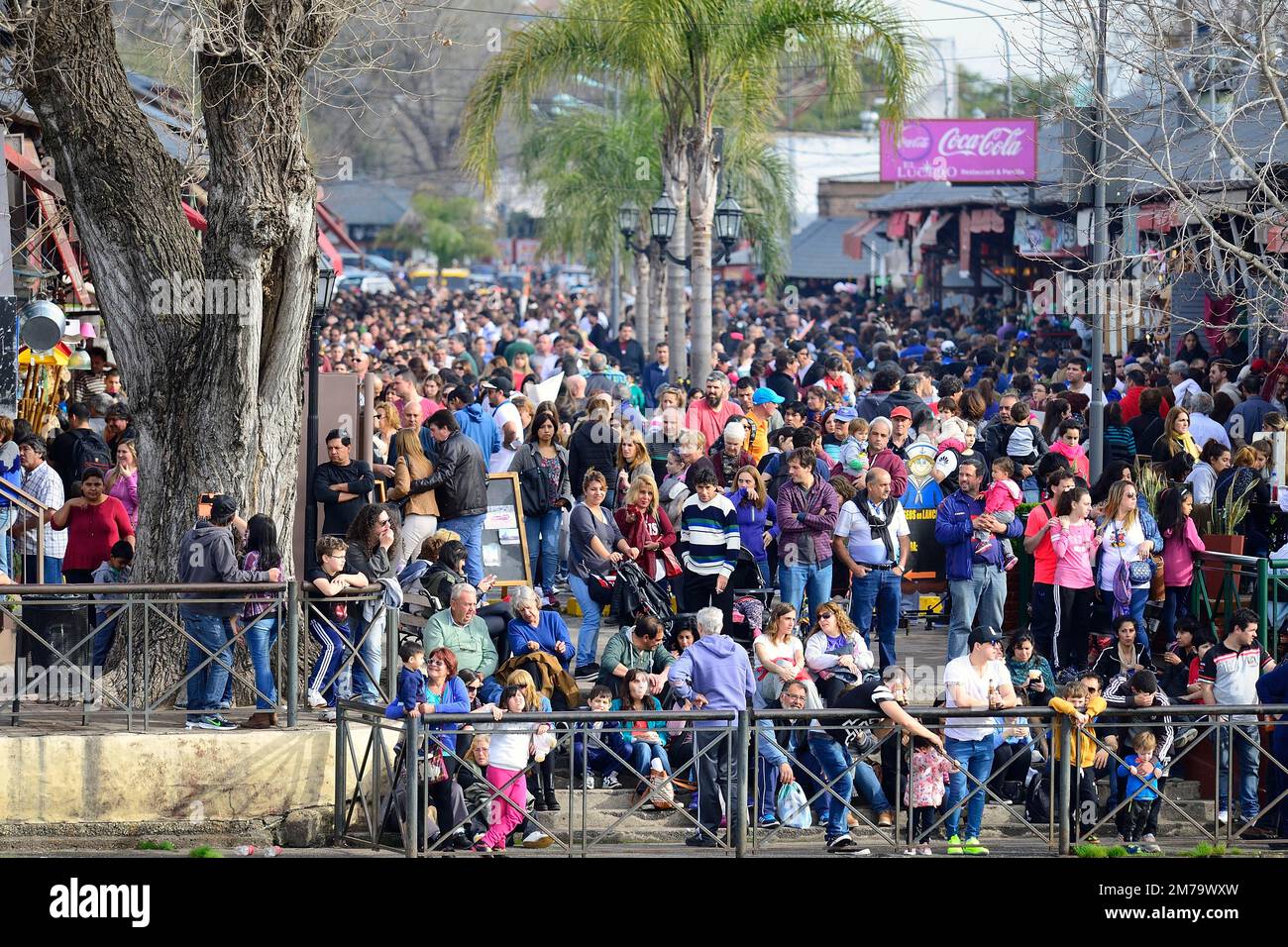 Die Menge am Ufer des Rio Lujan an an einem Feiertag, Tigre, Provinz Buenos Aires, Argentinien Stockfoto