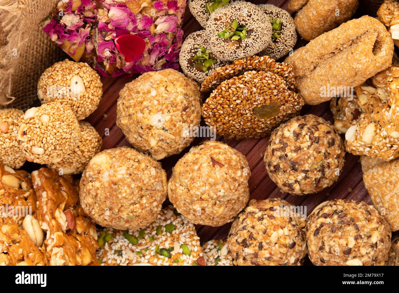 Gulab Gajak Mithai, Pista Gazak, Til Patti Oder Papdi, Til Laddu Oder Ladoo, Revdi Und Rewri Aus Tilgul, Mungfali, Sesamsamen, Jaggery Gud, Badam Und Stockfoto