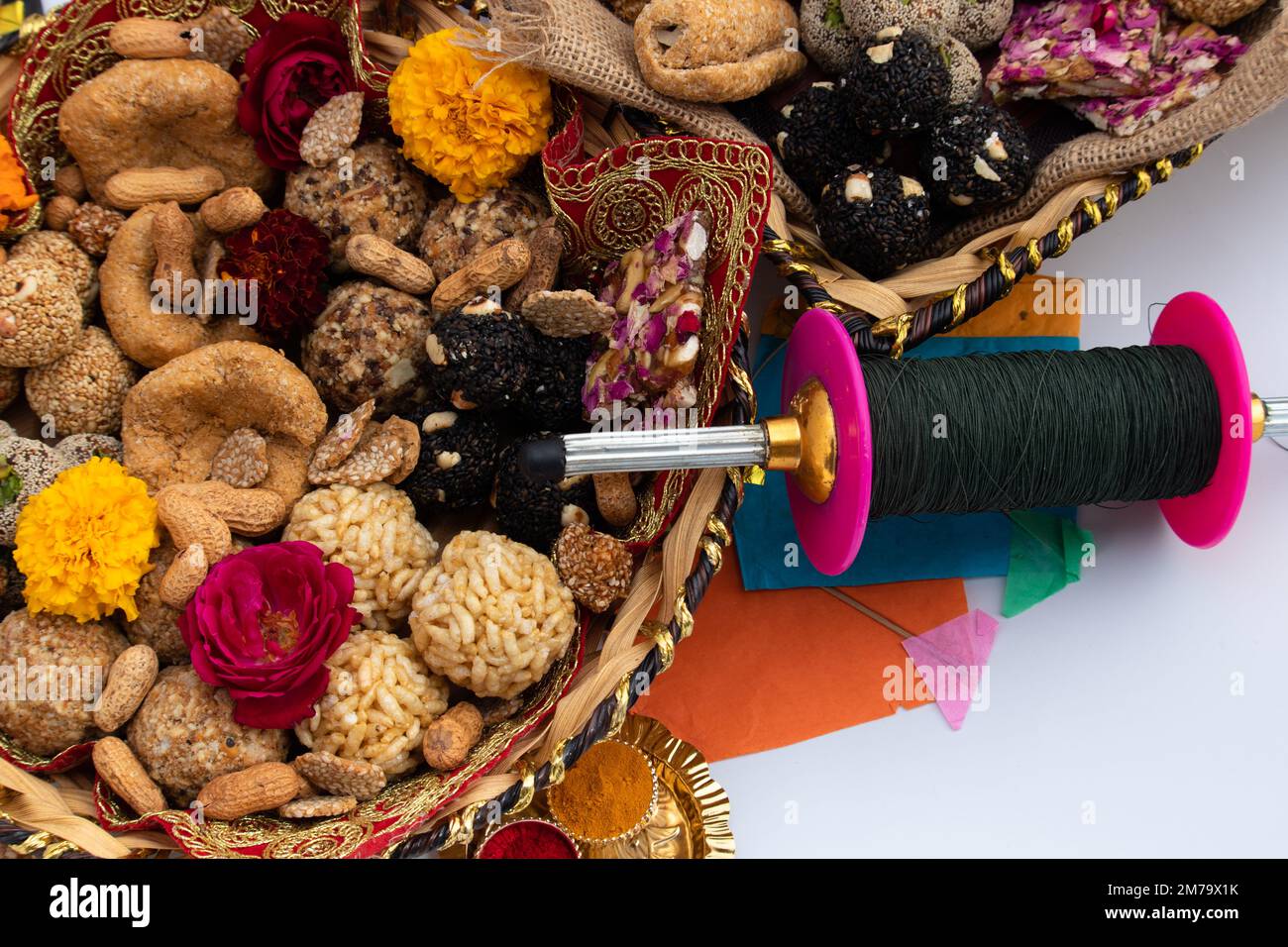 Erntefest Wird Als Makar Sankranti, Lohri, Uttarayan, Maghi, Poush Sankranthi, Magh Bihu mit Sesam Süß, Tilgul, Til Mithai, Gaj Stockfoto