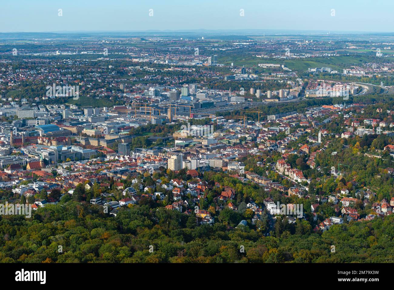 Blick auf Stuttgart vom Fernsehturm, von oben, Herbst, Wald, Stadtzentrum, Bahnhof, Stuttgart 21, Baukräne, Neuer Palast, Palast Stockfoto