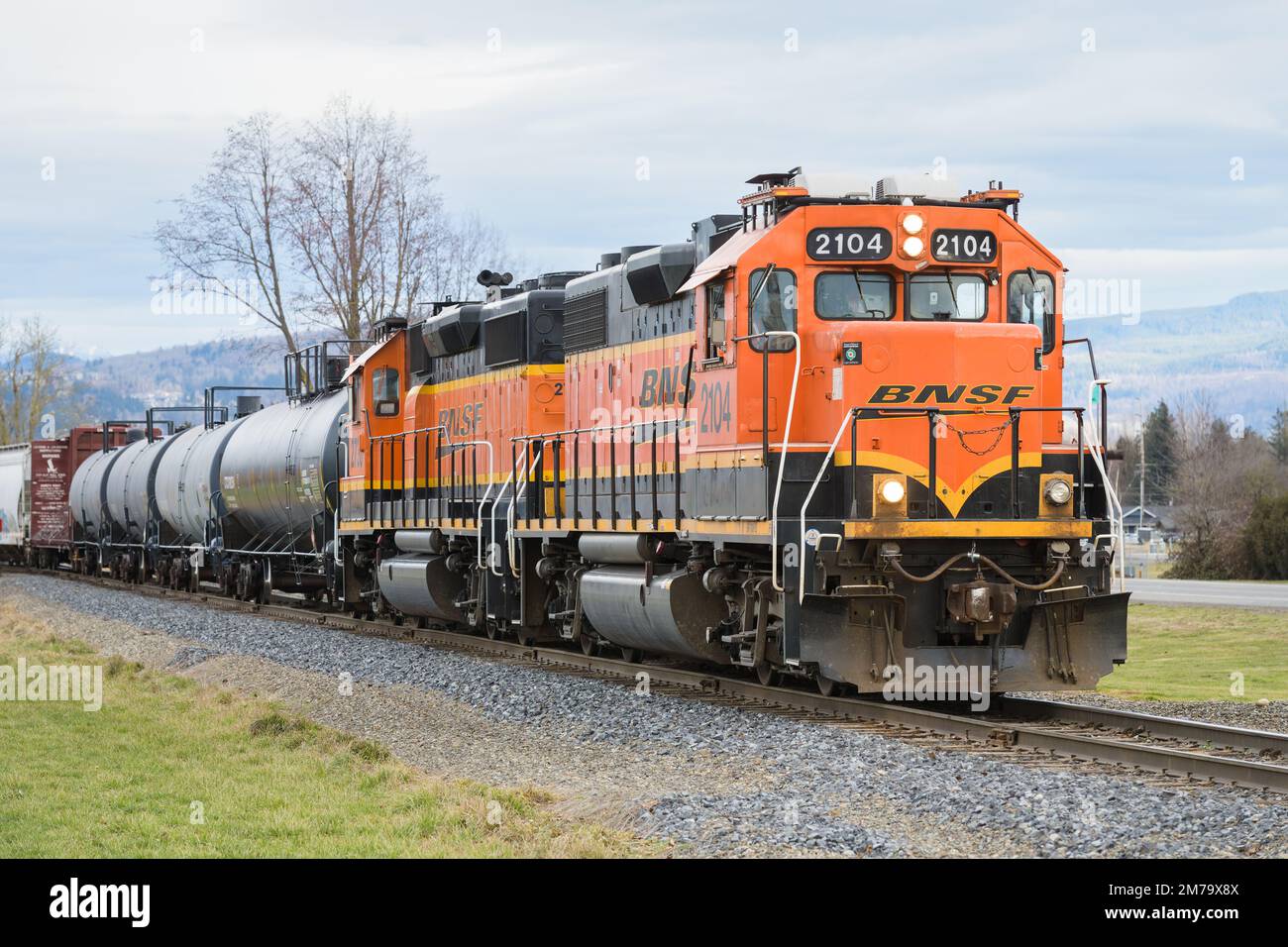 Sumas. WA. USA - 5. Januar 2023; BNSF-Zug im Winter auf einer Gleise mit Scheinwerfern Stockfoto