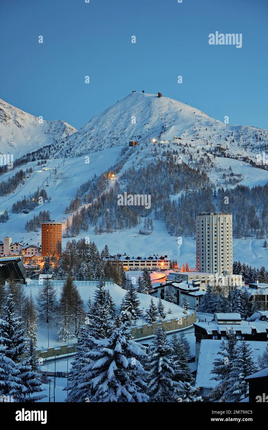 Überblick über das schneebedeckte alpine Dorf Sestriere, in dem die Olympischen Winterspiele 2006 stattfanden. Sestriere, Piemont, Italien Stockfoto