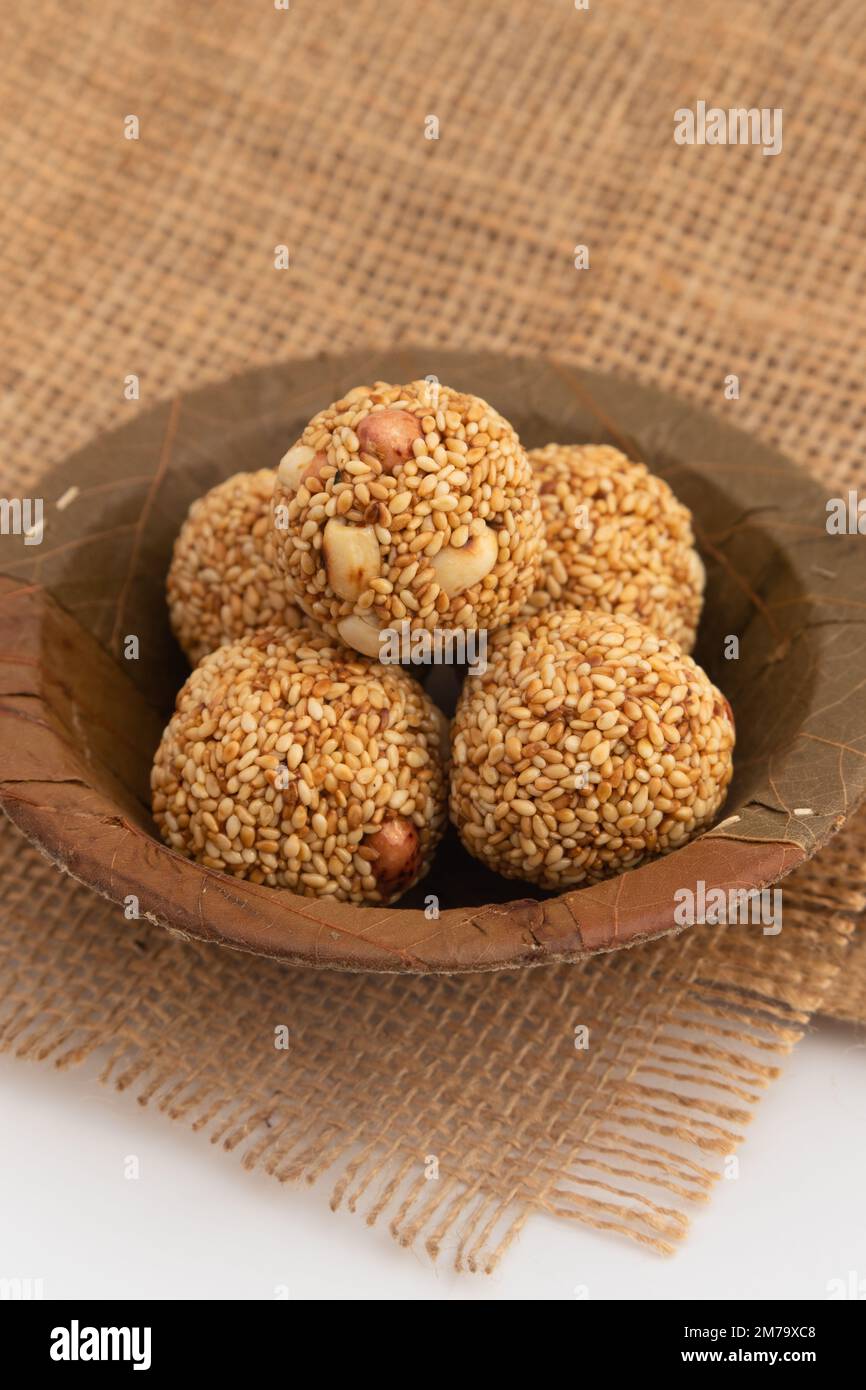 Indische Winterdelikatesse Weißer Kugelförmiger Tilgul Laddu Oder Safed Til Ki Laddo Besteht Aus Geröstetem Sesamsamen, Jaggery, Gur, Erdnuss, Gud, Mungfali Ist Enj Stockfoto