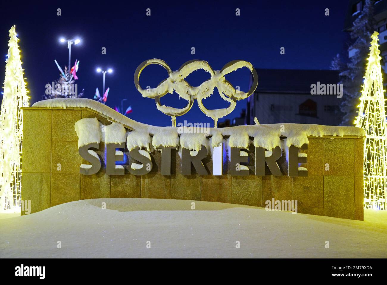 Zeichen des alpinen Dorfes Sestriere, in dem die Olympischen Winterspiele 2006 stattfanden. Sestriere, Italien - 2022. Dezember Stockfoto