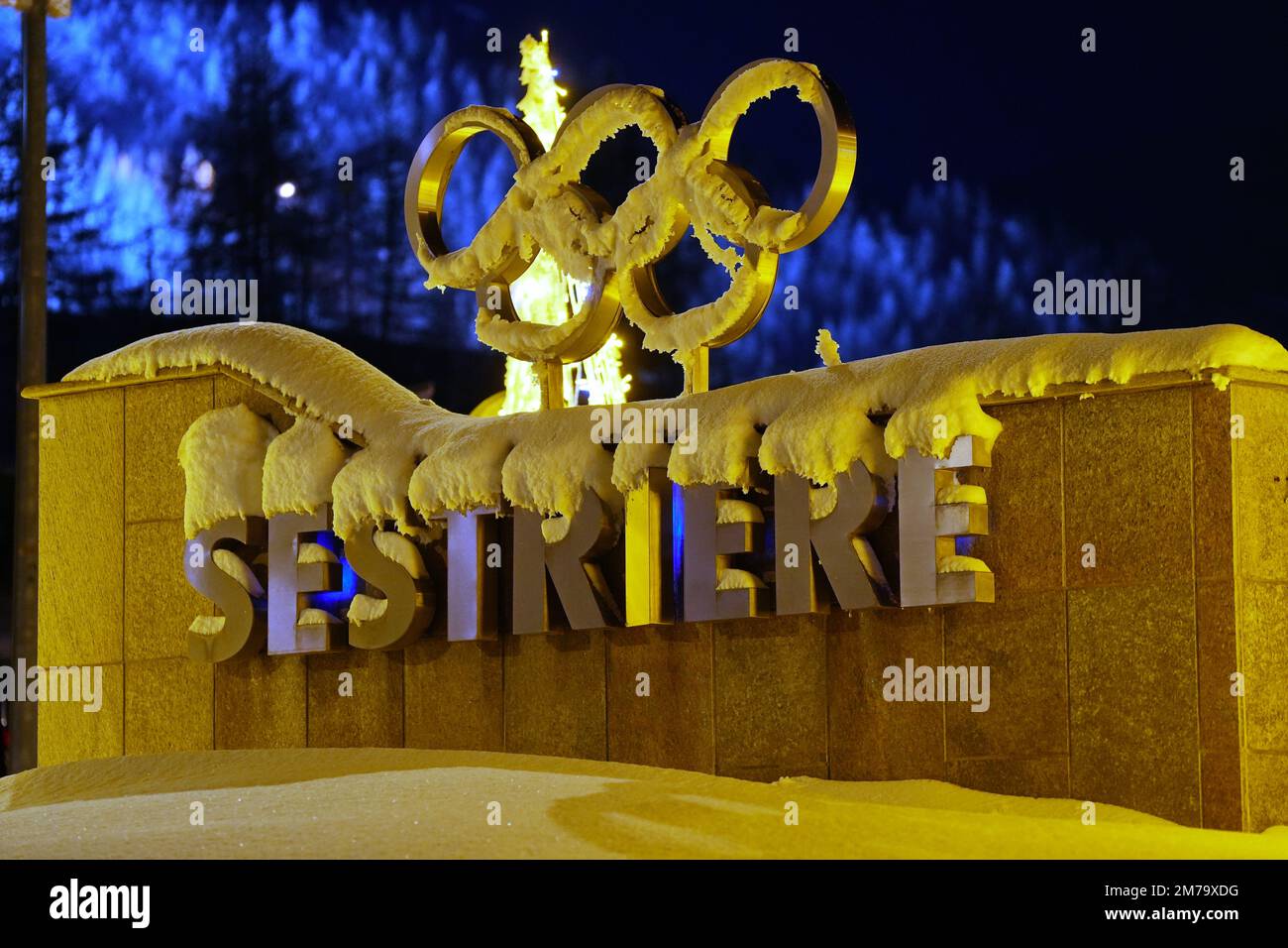 Zeichen des alpinen Dorfes Sestriere, in dem die Olympischen Winterspiele 2006 stattfanden. Sestriere, Italien - 2022. Dezember Stockfoto