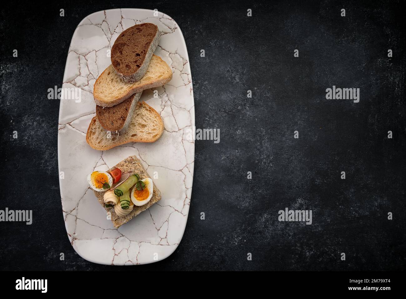 Forshmak-Snack auf einem Teller mit Toast Stockfoto