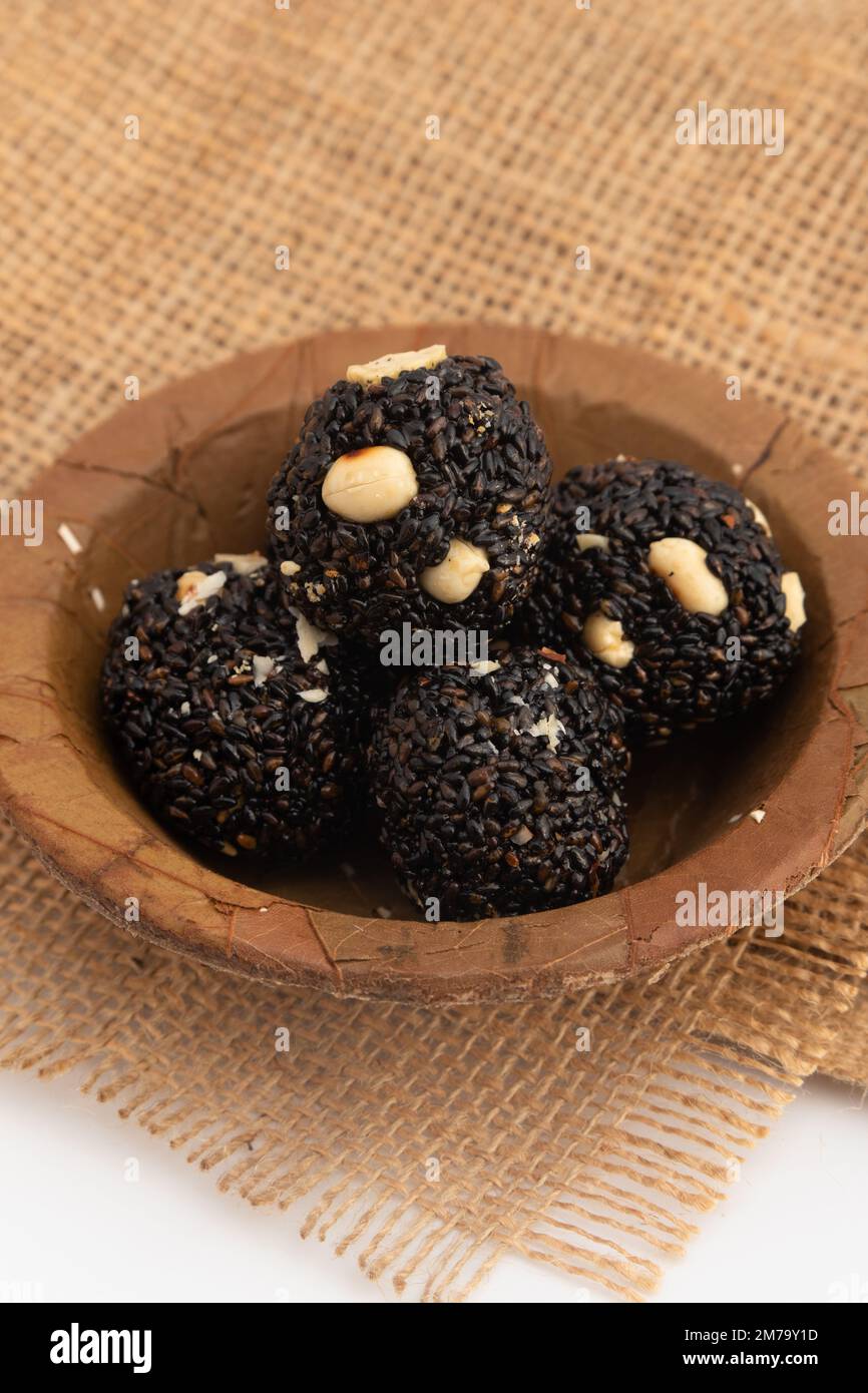 Indische Winterdelikatesse Schwarze Kugelförmige Kaala Tilgul Laddu Oder Grünkohl Til Ki Laddo Besteht Aus Geröstetem Sesamsamen, Jaggery, Gur, Erdnuss, Gud, Mungfali I Stockfoto