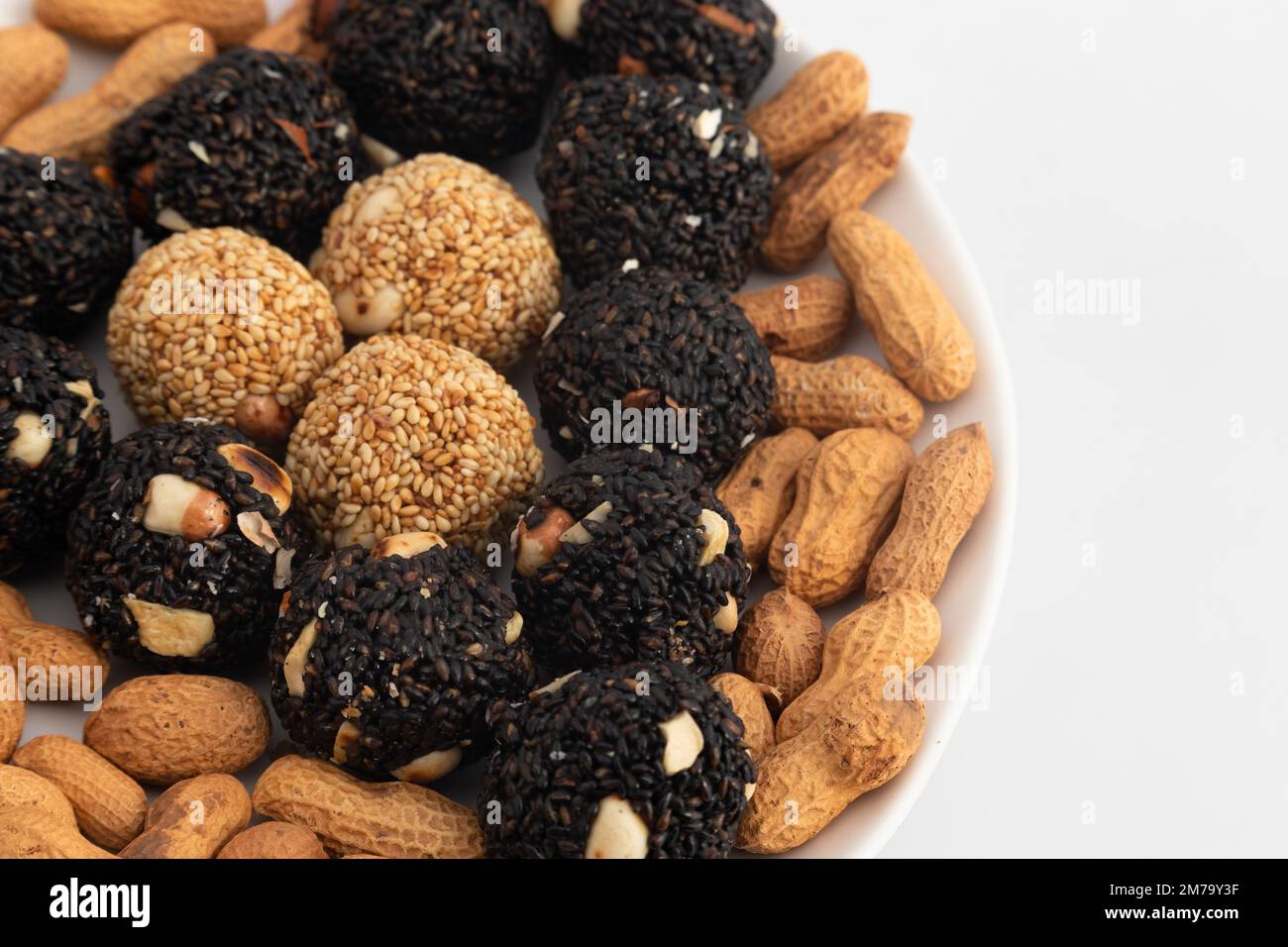 Indische Winterdelikatesse Schwarze Kugelförmige Kaala Tilgul Laddu Oder Grünkohl Til Ki Laddo Besteht Aus Geröstetem Sesamsamen, Jaggery, Gur, Erdnuss, Gud, Mungfali I Stockfoto