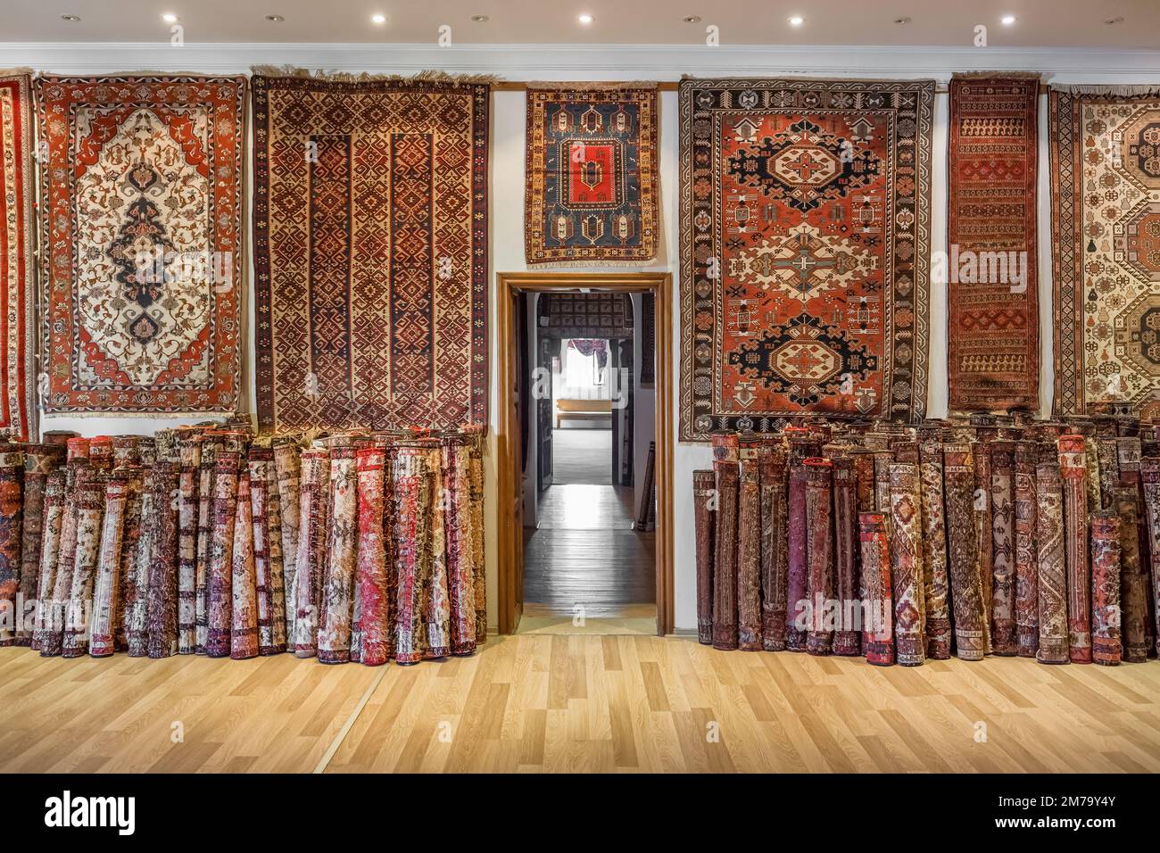 Auswahl an wunderschönen orientalischen Teppichen im traditionellen Teppichgeschäft im Nahen Osten Stockfoto