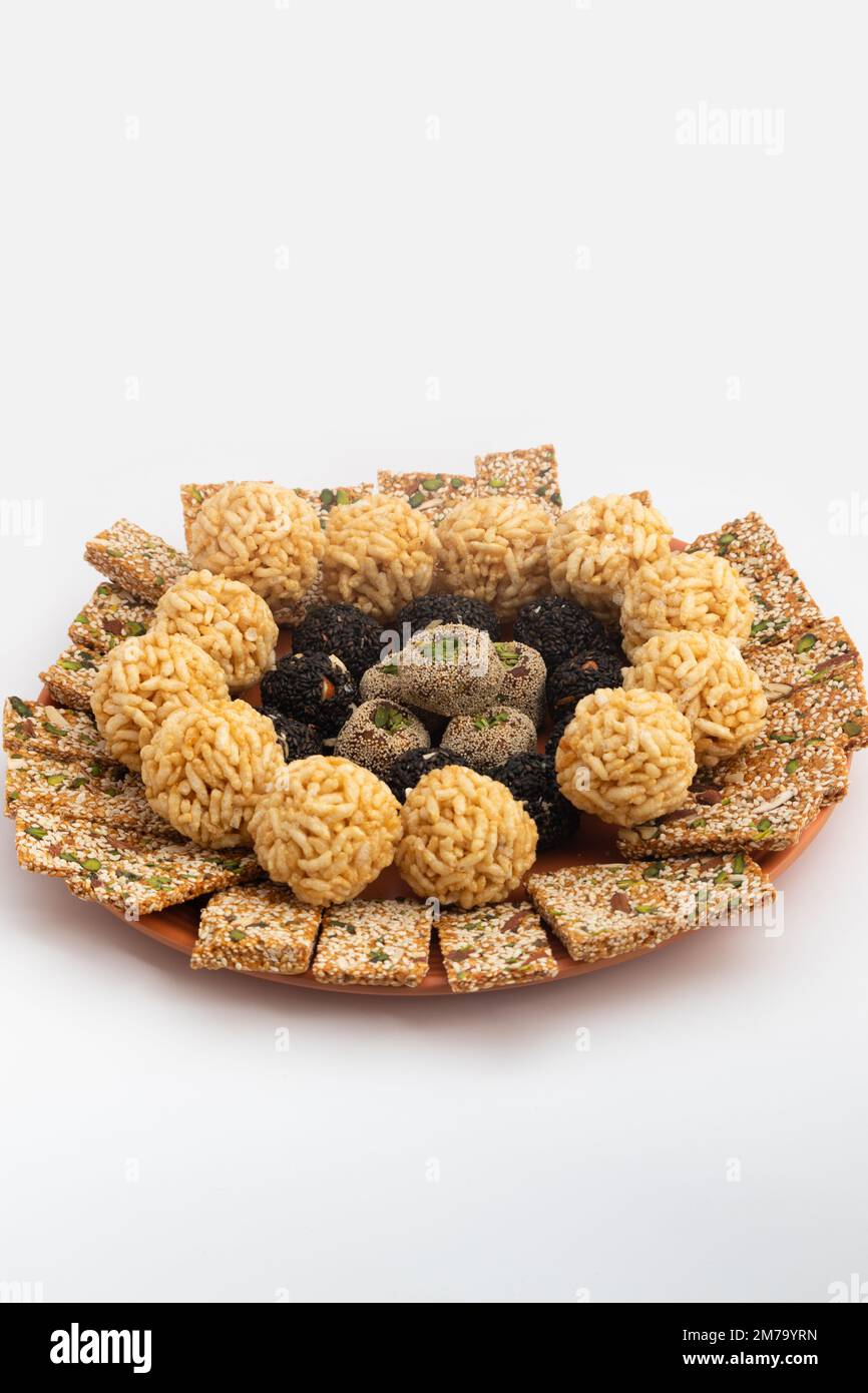 Gajak Mithai, Pista Gazak, Til Patti Oder Papdi, Til Laddu Oder Ladoo, Revdi Und Rewri Aus Tilgul, Mungfali, Sesamsamen, Jaggery Gud, Badam Und Pista Stockfoto