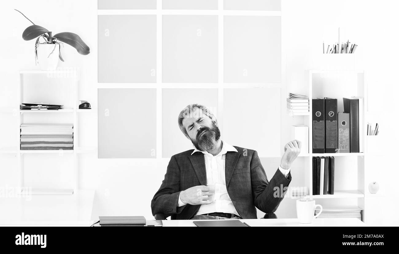 Bärtiger Hipster-Creative Director. Advocacy und Jurisprudenz. Leiter der Rechtsabteilung. Der Case Manager verfolgt den Papierkram und andere wichtige Informationen Stockfoto