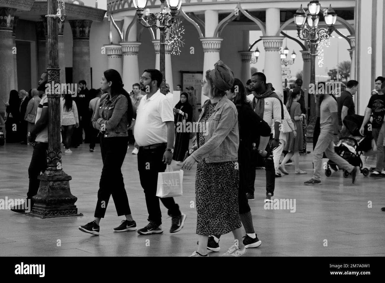 Dubai, Vereinigte Arabische Emirate - Gruppe von Personen, die das dubai Shopping Festival in dubai im Januar 3 2023 besuchen Stockfoto