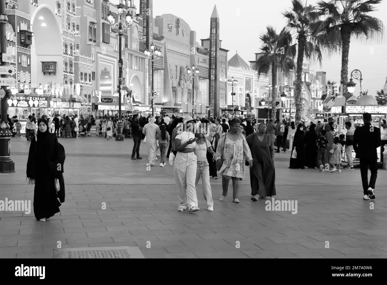 Dubai, Vereinigte Arabische Emirate - Gruppe von Personen, die im Januar 3 2023 das dubai Shopping Festival im globalen Dorf besuchen Stockfoto