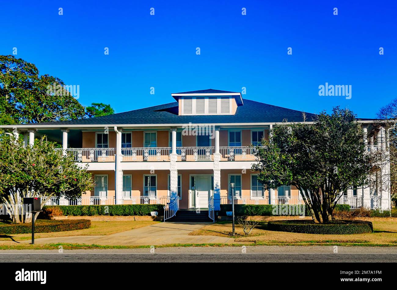 Die Malbis Plantation „Big House“ ist am 7. Januar 2023 in Daphne, Alabama, abgebildet. Malbis Plantation war eine 1.000 Hektar große griechische Siedlung, die 1906 gegründet wurde. Stockfoto