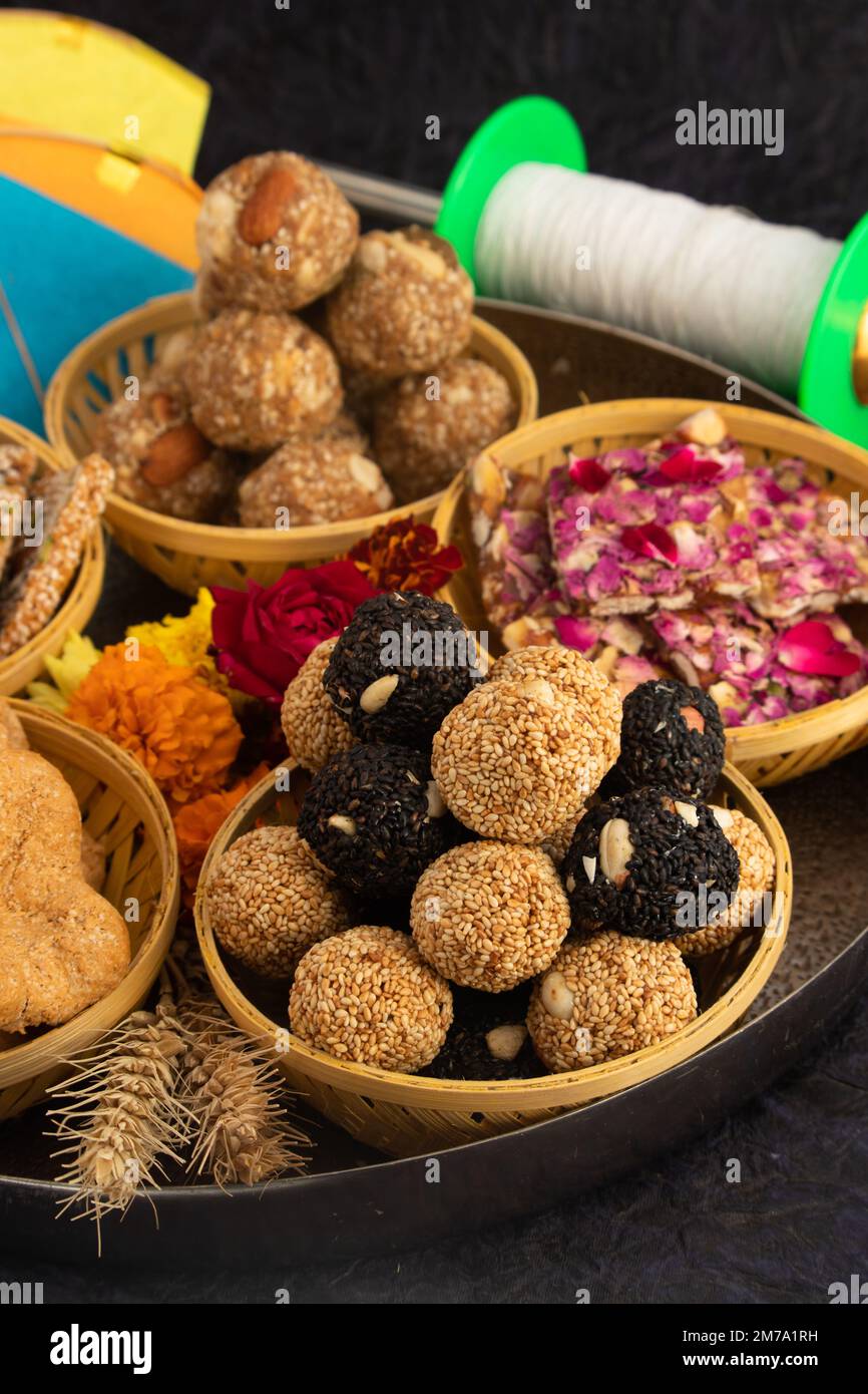 Gulab Gajak Mithai, Pista Gazak, Til Patti Oder Papdi, Til Laddu Oder Ladoo, Revdi Und Rewri Aus Tilgul, Mungfali, Sesamsamen, Jaggery Gud, Badam Und Stockfoto