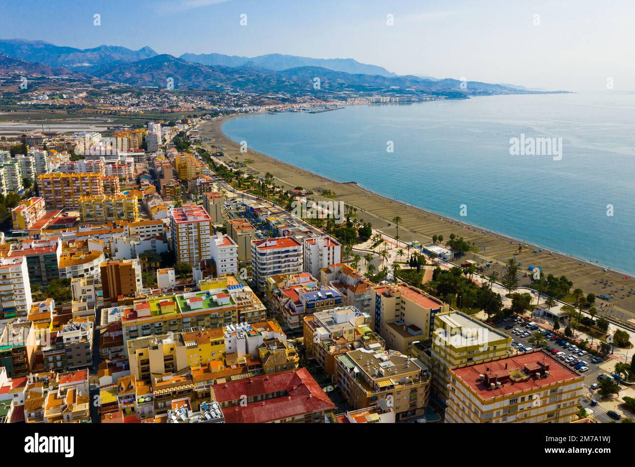 Blick von der Drohne auf die spanische Stadt Torre del Mar Stockfoto