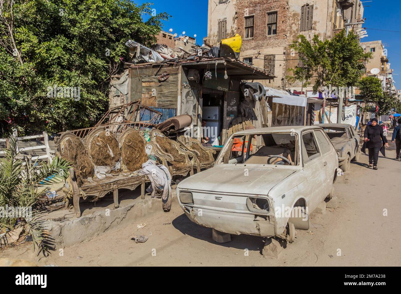 ALEXANDRIA, ÄGYPTEN - 2. FEBRUAR 2019: Zerstörte alte Autos auf einer Straße in Alexandria, Ägypten Stockfoto