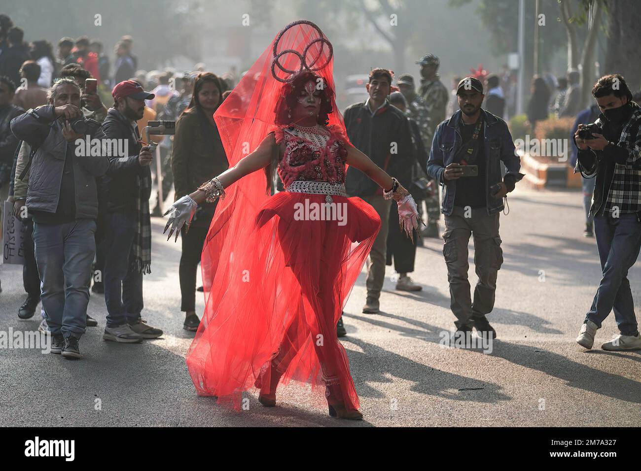 Neu-Delhi, Indien. 08. Januar 2023. Eine Drag Queen nimmt an Delhis Queer Pride Parade von Barakhamba Raod bis Jantar Mantar in Neu-Delhi Teil. (Foto: Ayush Chopra/SOPA Images/Sipa USA) Guthaben: SIPA USA/Alamy Live News Stockfoto